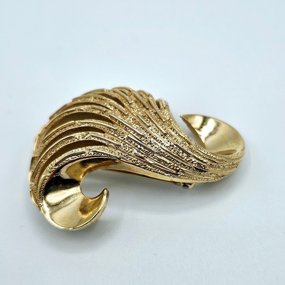Crown Trifari Brooch Textured Goldtone Feathered Swirl Estate Pin Vintage - Picture 3 of 8